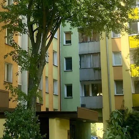 Near Metro Station And Park 公寓